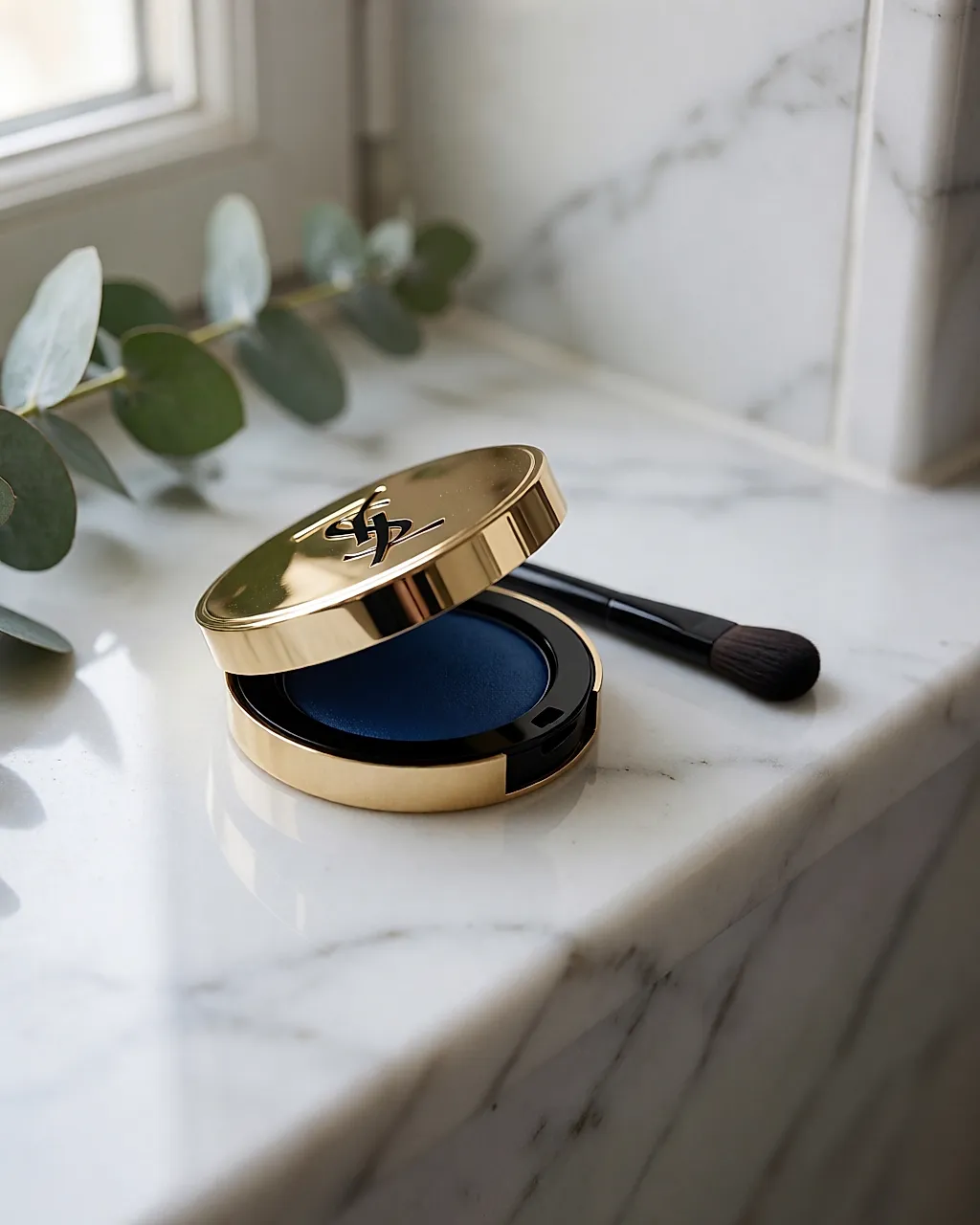 A sombra de olhos azul Yves Saint Laurent na sua caixa dourada aberta