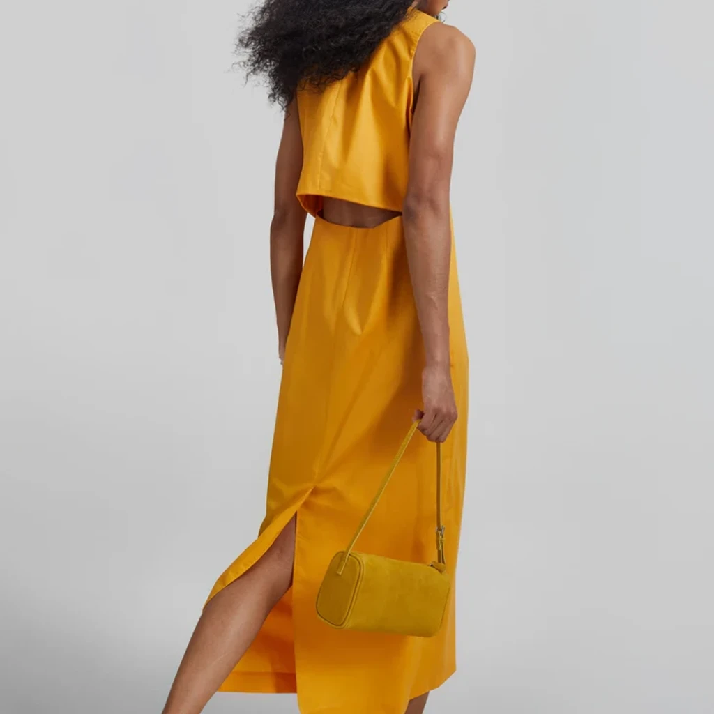Vestido midi laranja fluorescente em algodão popeline, usado num pátio