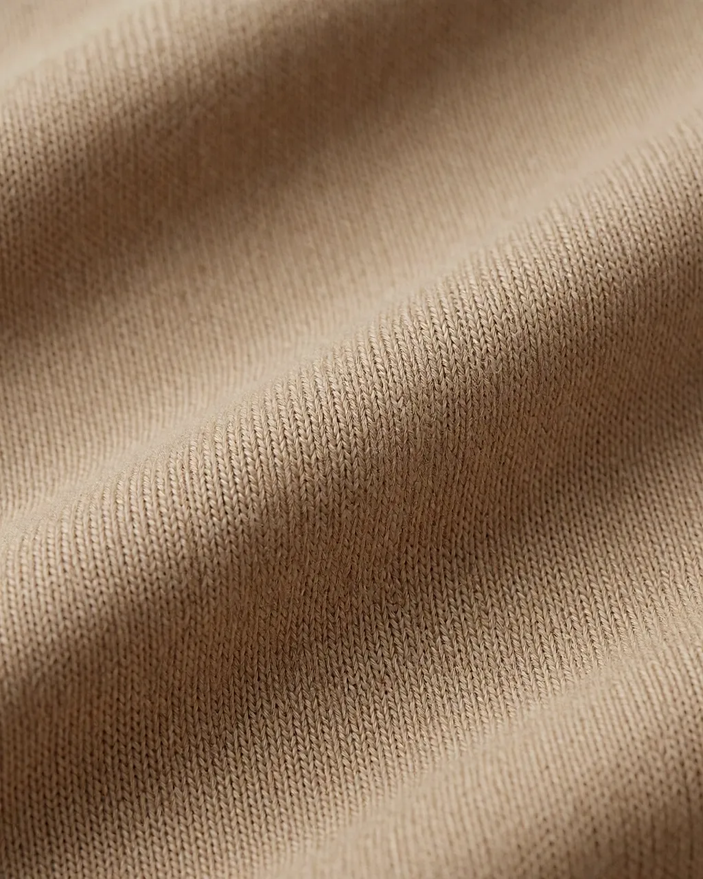 Grande plano da malha macia e lisa de uma peça de lingerie areia