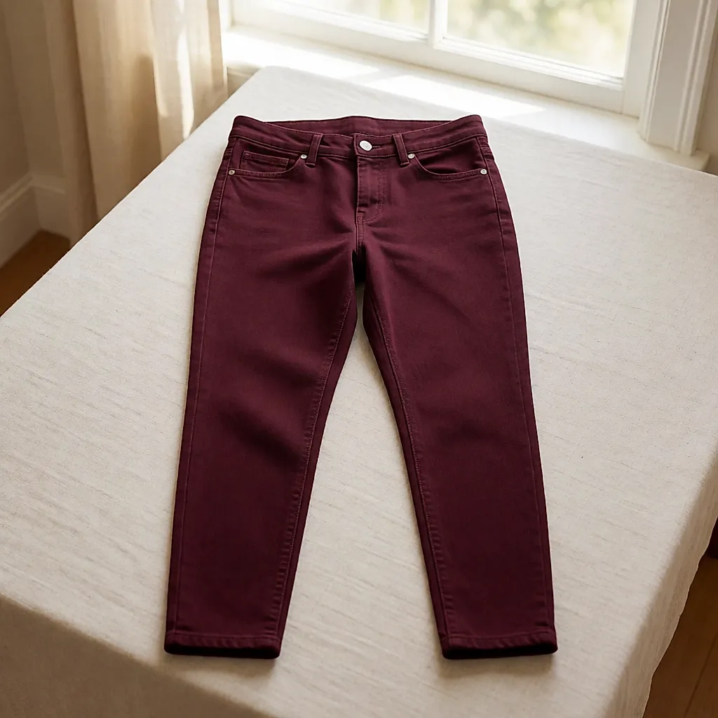 Produktfoto inspiriert von einer Slim-Jeans in Bordeaux